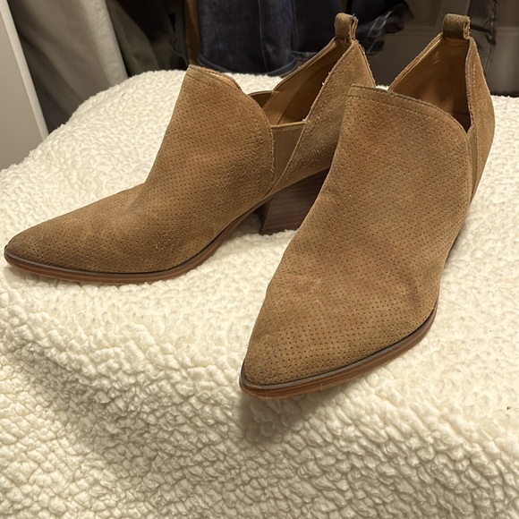 Marc Fisher - Picture 1 of 5